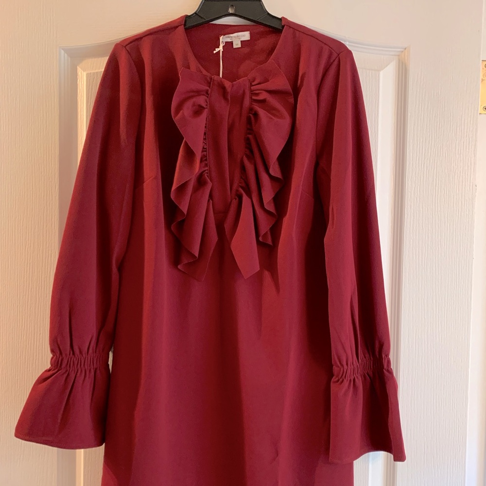 Knee length dress/top w ruffles at the sleeves + front. Bordeaux. Wrinkle proof.